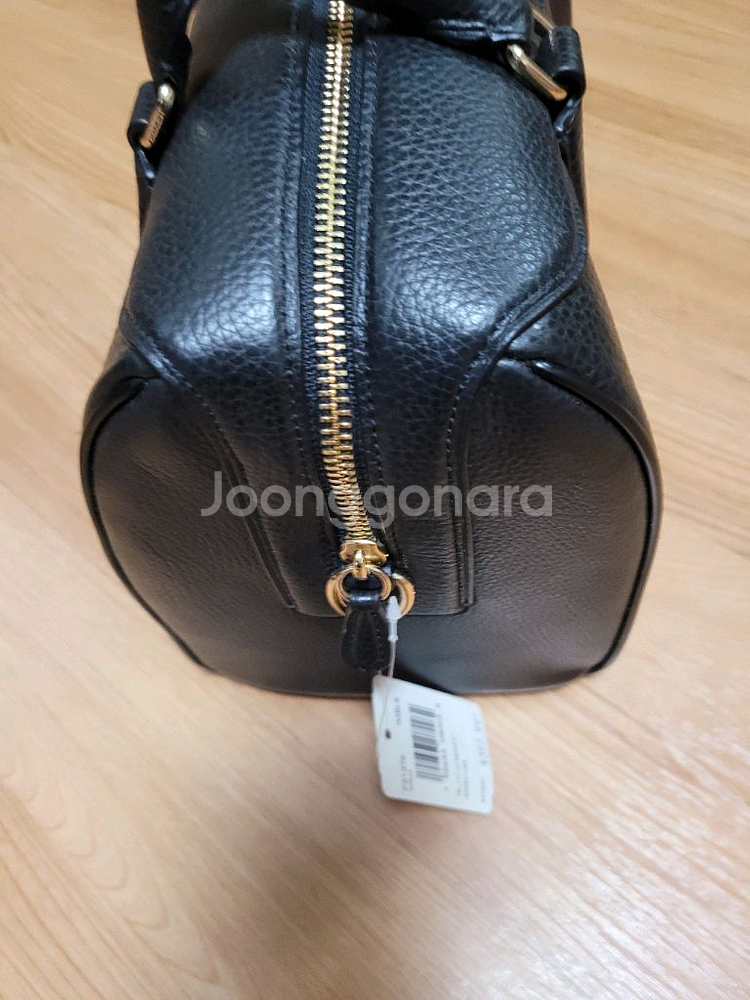 코치 블랙색상 보스턴백 새제품 팝니다.--1