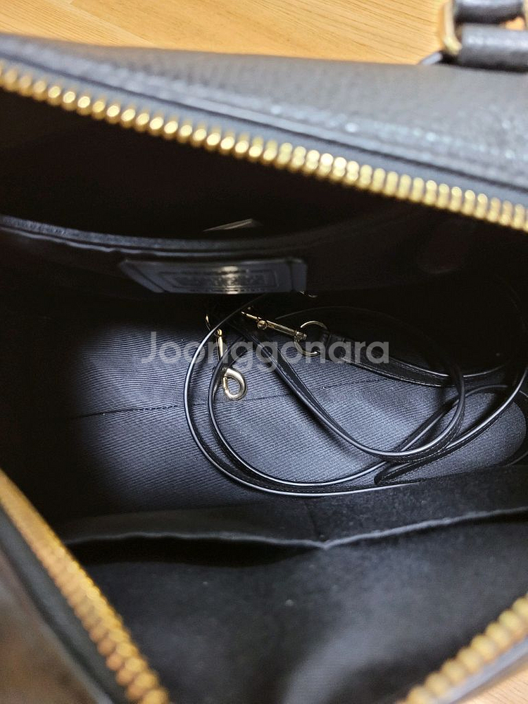 코치 블랙색상 보스턴백 새제품 팝니다.--3