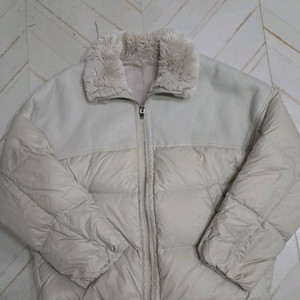 The Izzat Collection 무스탕 매치 카라 구스 숏 패딩