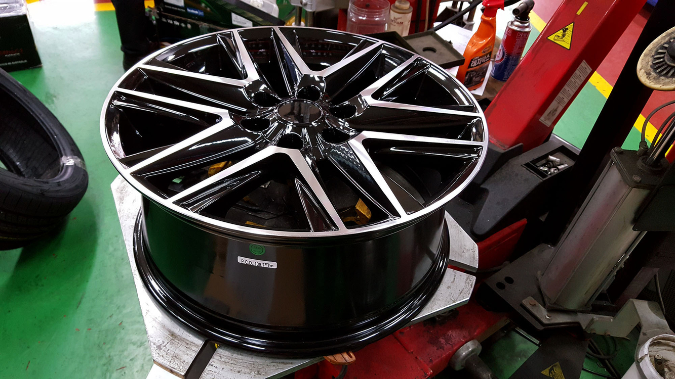 쏠라티, 그랜드스타렉스, 그랜드카니발용 6홀 20인치 휠타이어 세트 이미지