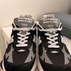 뉴발란스 993 블랙 285 사이즈 팝니다.