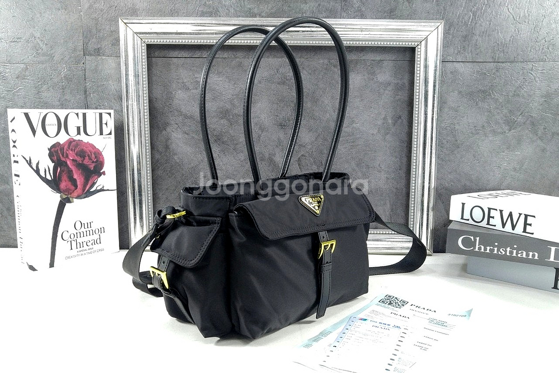 프라다 익스플로어 미디엄 리나일론 및 가죽 토트백--1