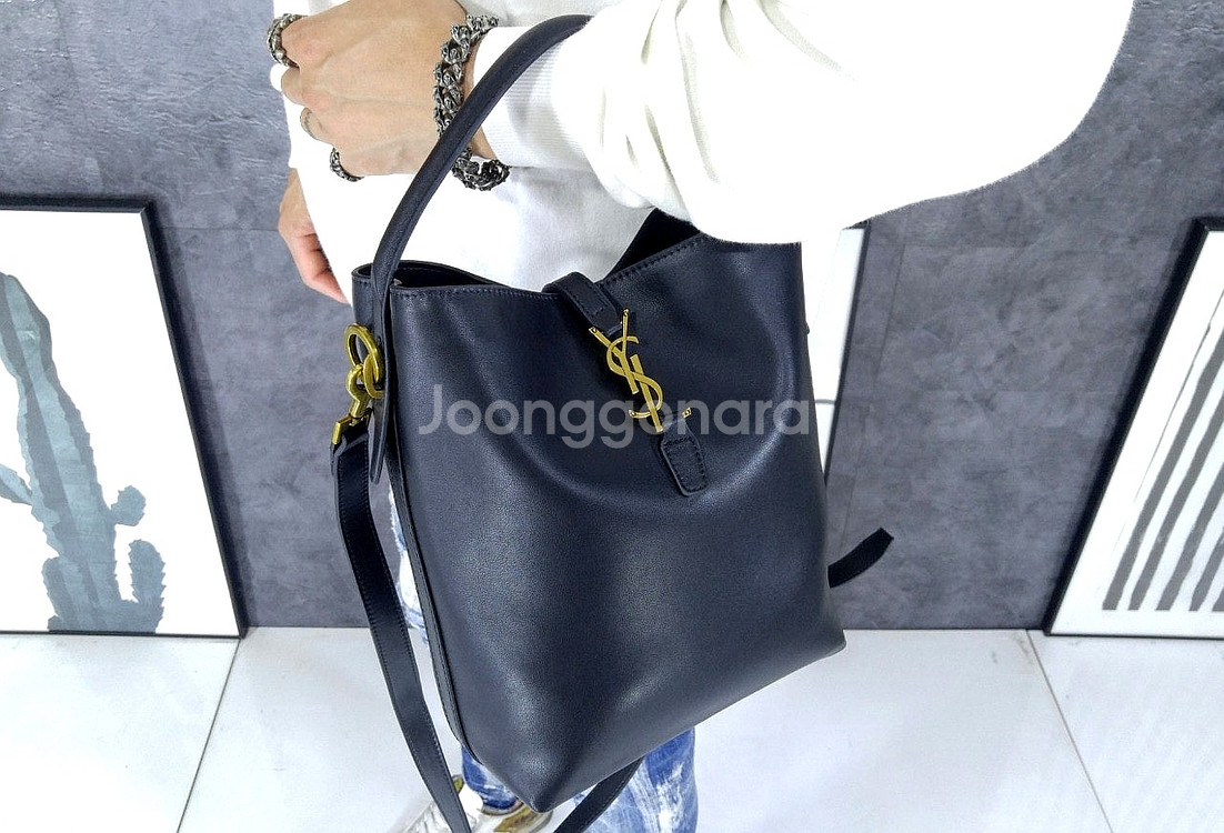 생로랑 Le 37 레더 버킷 백 TP537114807--0