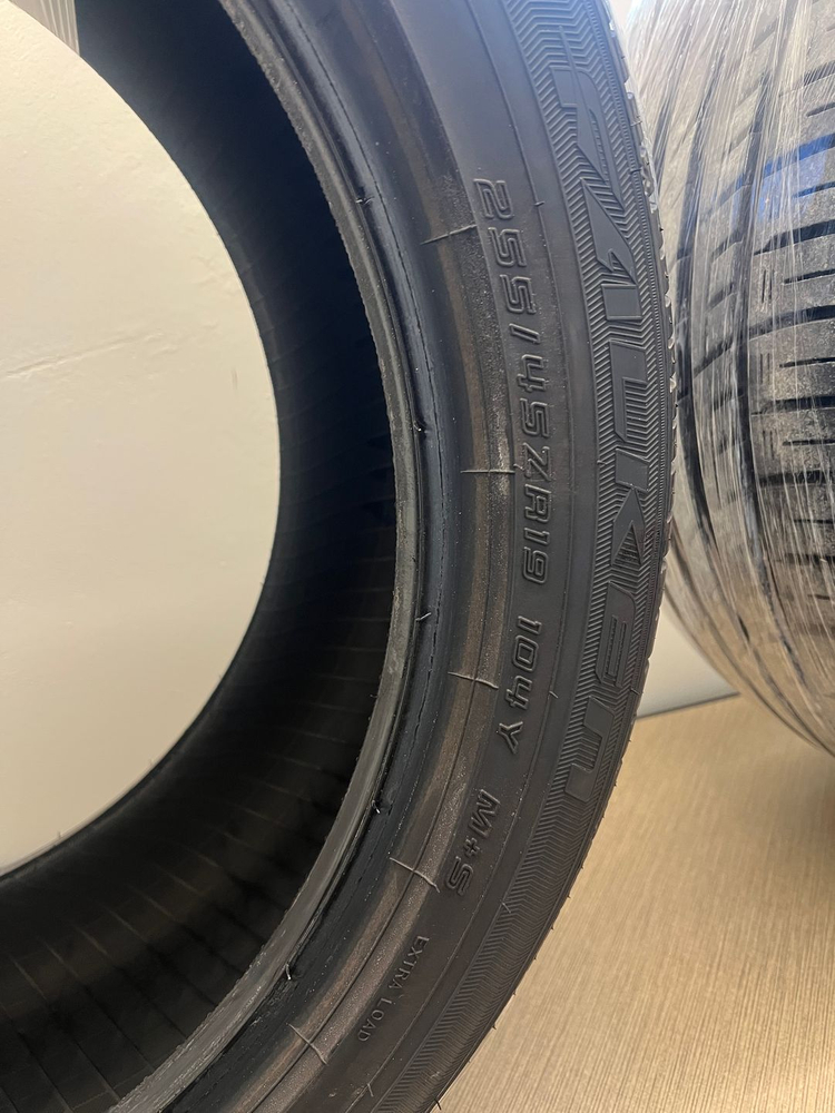 Falken(팔켄)사의 Azenis PT722 A/S 255/45/19 2개 중고 타이어 판매 합니다.--2