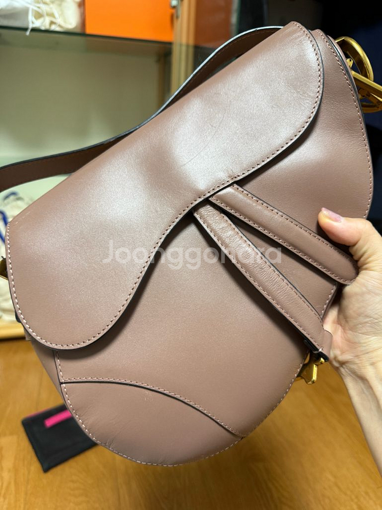 디올 새들백 카프스킨 핑크베이지 미듐--1