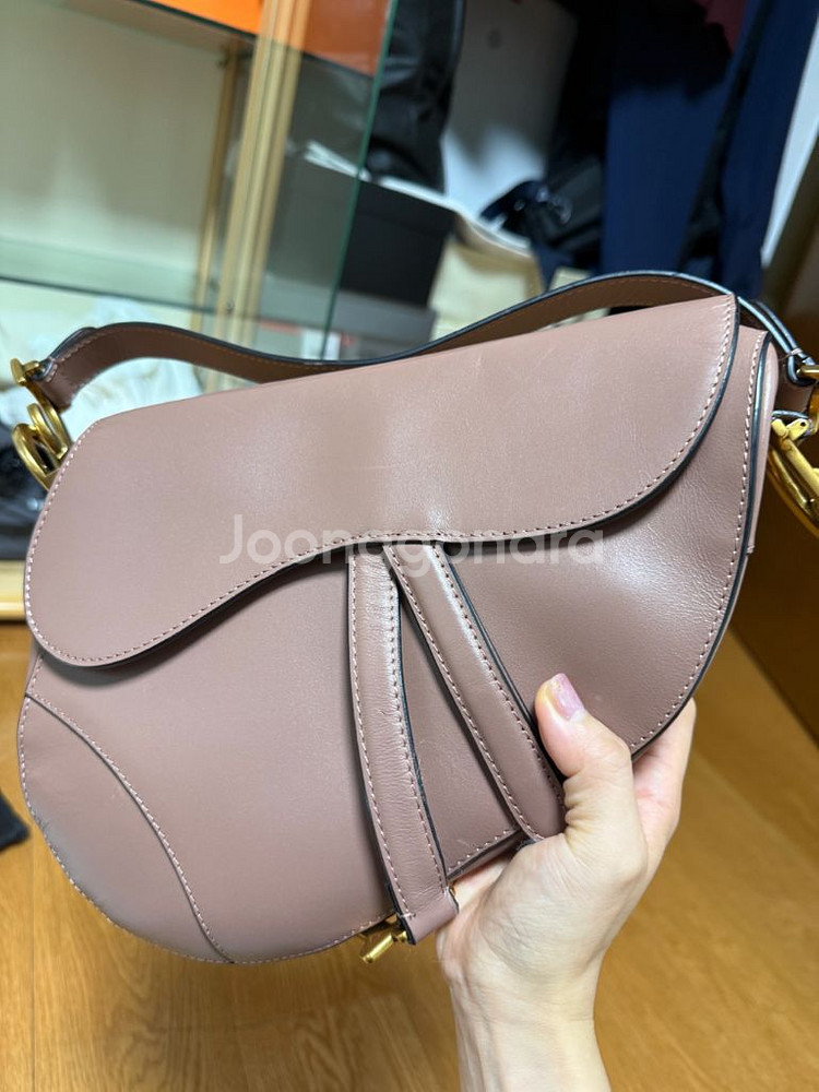 디올 새들백 카프스킨 핑크베이지 미듐--2