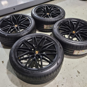 포르쉐 마칸GTS 21인치 순정품휠타이어 한대분 이미지