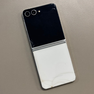 갤럭시Z플립5 화이트색상 256용량 가성비 꿀매물 서브용 배달용 게임용 추천 판매