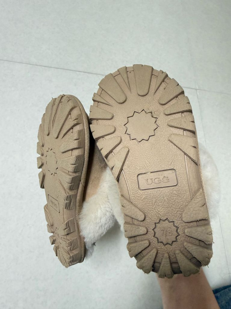 UGG 어그키즈 슬리퍼 이미지