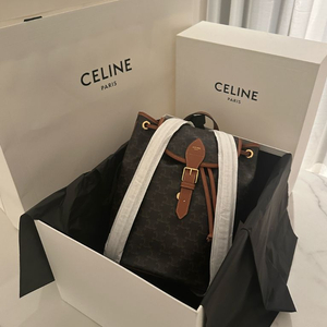 셀린느 폴코 미디움백팩 판매합니다!