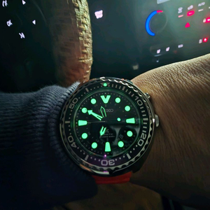 현재150만원대의 시계 삼정정품 순정 풀셋트 세이코의 키네틱중에서 대표 아류작 키네틱 튜나 다이버200 m 팔아요.