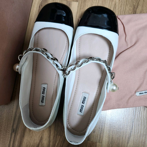 미우미우 메리제인 플랫슈즈(정품감정서 O,새상품 36.5사이즈)