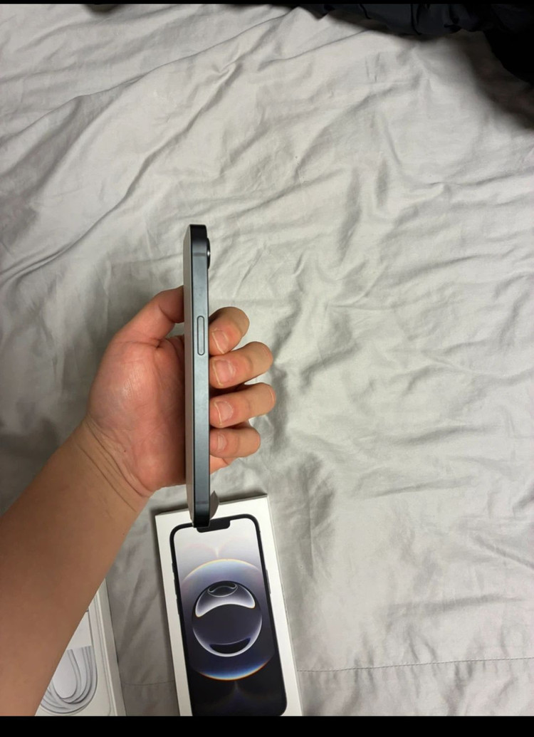 아이폰 16e 128GB 블랙 이미지