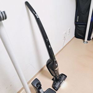 정상작동 일렉트로룩스 무선청소기 배터리빵빵함 블랙 2in1 스틱+핸디형