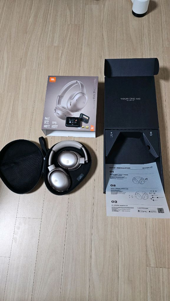 S급 JBL TOUR ONE M3 라떼 싸게팝니다.--0