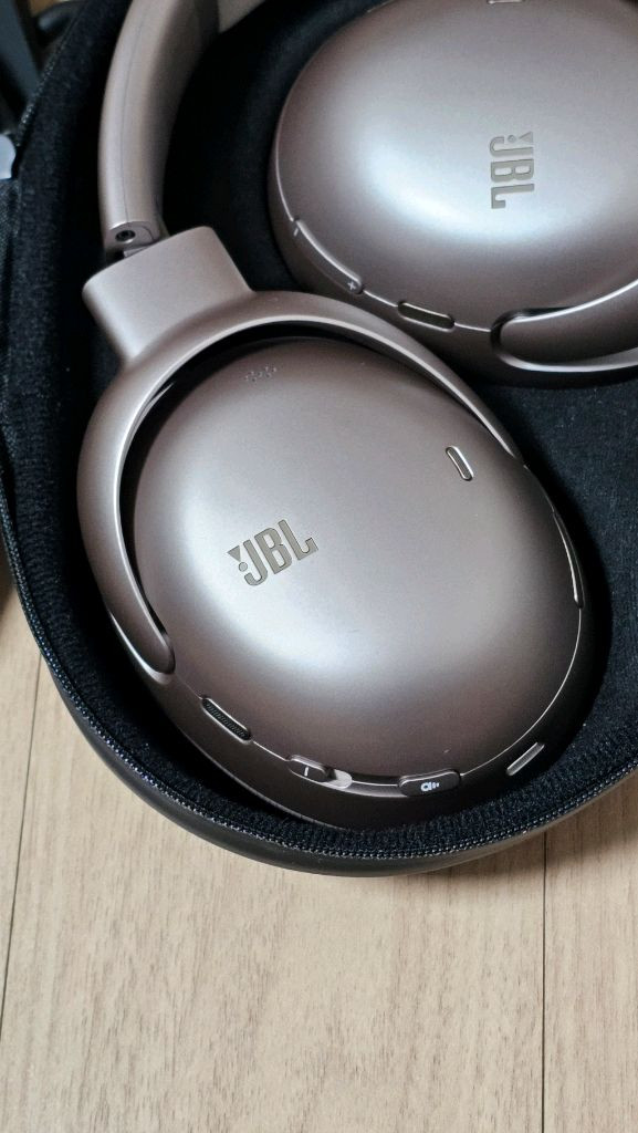 S급 JBL TOUR ONE M3 라떼 싸게팝니다.--1