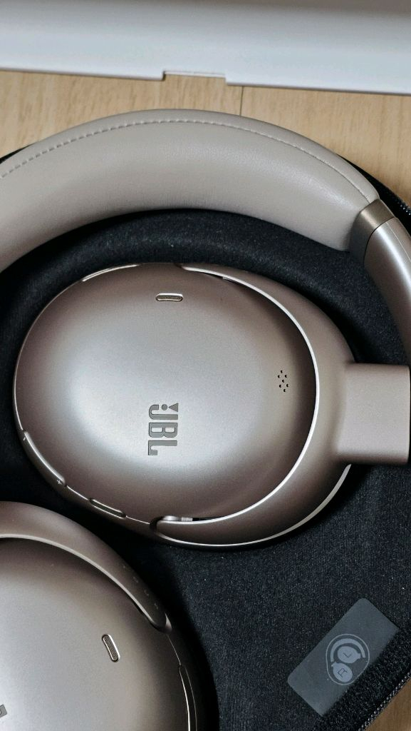 S급 JBL TOUR ONE M3 라떼 싸게팝니다.--2