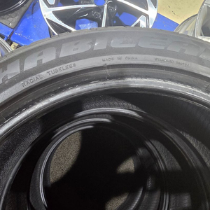 225/45ZR18 타이어하빌리드 타이어 입니다.