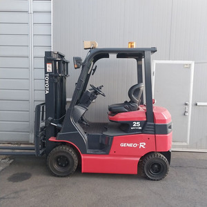 도요타 전동지게차 2.5톤 자동발 편개식 장착 2020년식 상품배터리