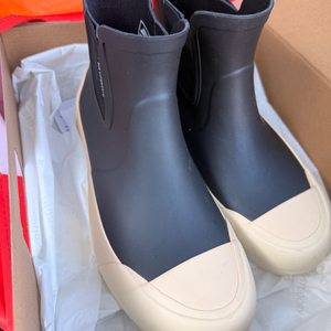 로스트가든 블랙크림 색상 레인부츠 260사이즈