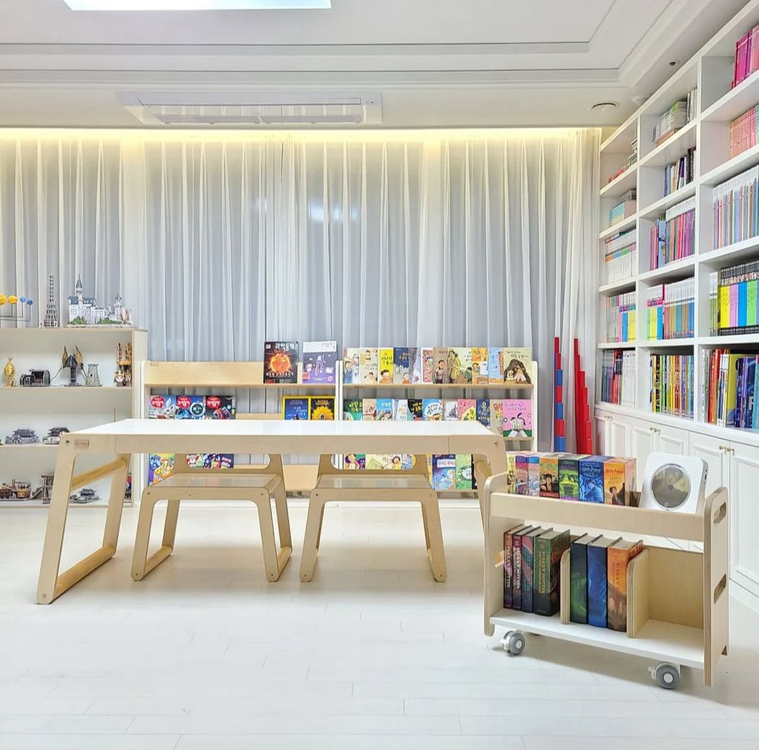 폴반 스튜디에 아이 의자 이미지