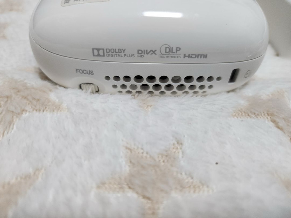 LG.엘지 미니빔 팝니다 PV150G. 파손없음.삼각대.충전선포함.리모콘없음.작동이상없음--2