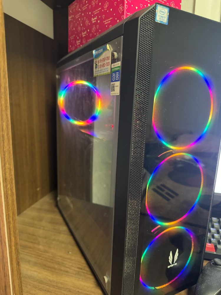 i7-9700K GTX1660Ti 게이밍 PC 와 밴큐 게이밍 모니터 이미지