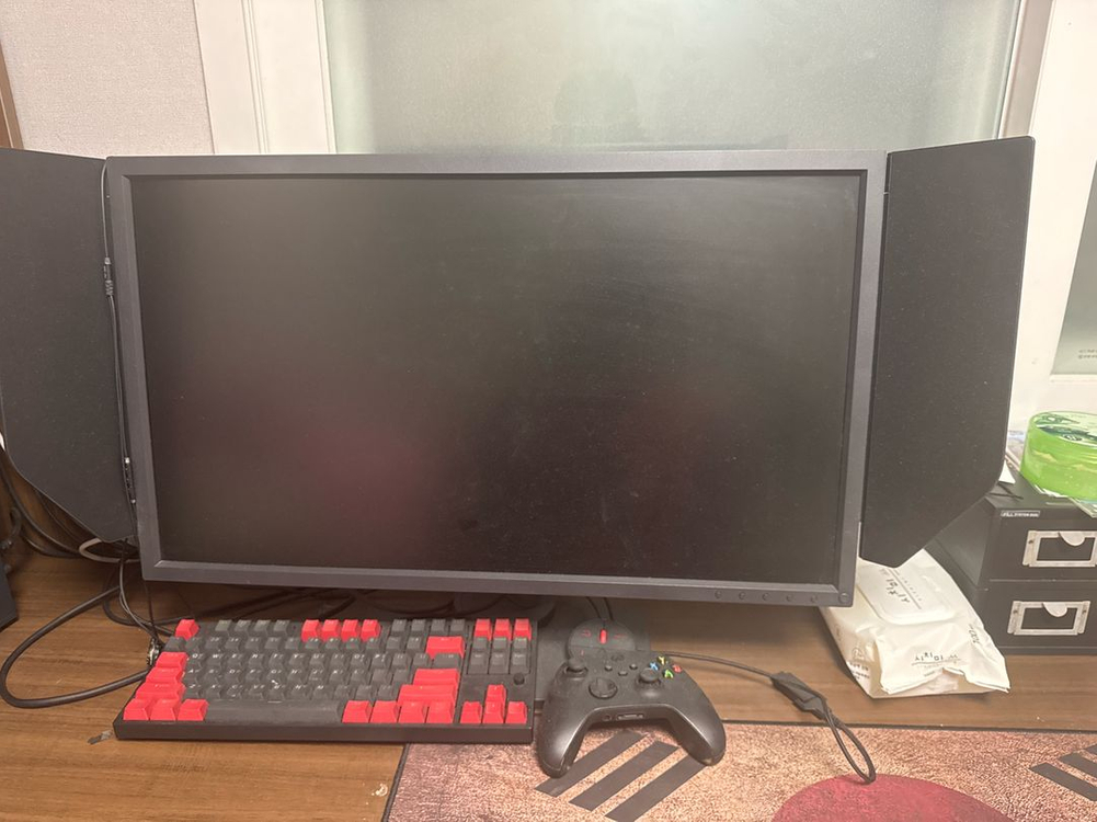 i7-9700K GTX1660Ti 게이밍 PC 와 밴큐 게이밍 모니터 이미지