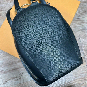 루이비통 에피 레더 백팩