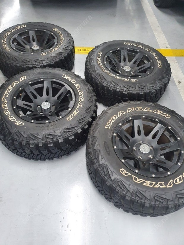 랭글러 17인치 휠 타이어 한대분 구매원합니다 !