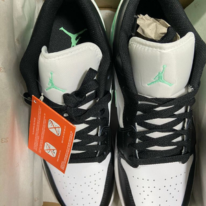 (새상품)조던 1 로우 화이트 그린 그로우