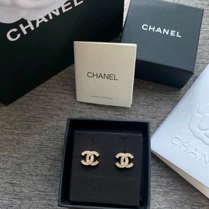 샤넬 CC 로고 금장 귀걸이