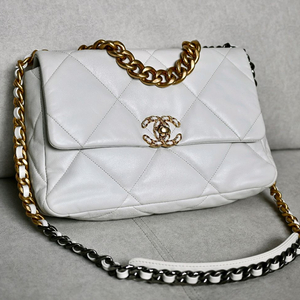 샤넬 19백 화이트 숄더백 금장 체인