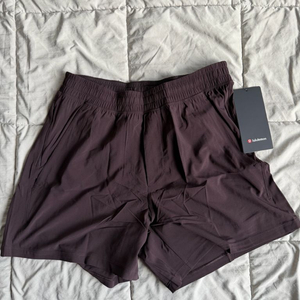 룰루레몬 페이스 브레이커 남성 5인치 라이너리스 m 사이즈 새상품 판매합니다.