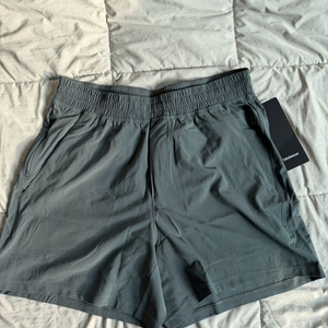 룰루레몬 페이스 브레이커 남성 5인치 라이너리스 m 사이즈 새상품 판매합니다.