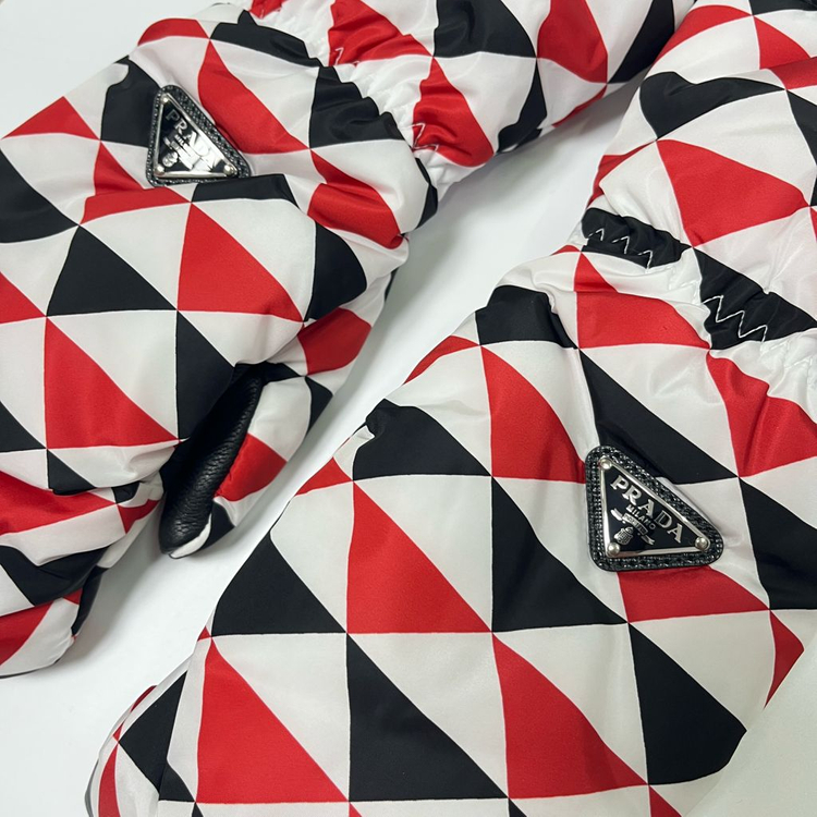 새상품 프라다 패딩 장갑 트라이앵글 로고 패턴--2