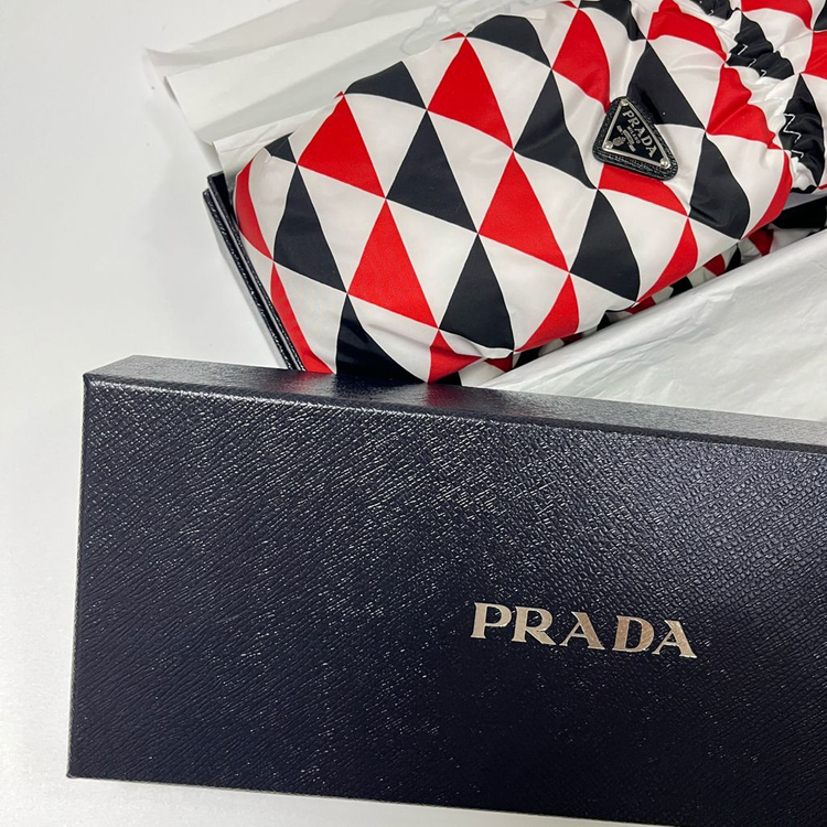 새상품 프라다 패딩 장갑 트라이앵글 로고 패턴--7