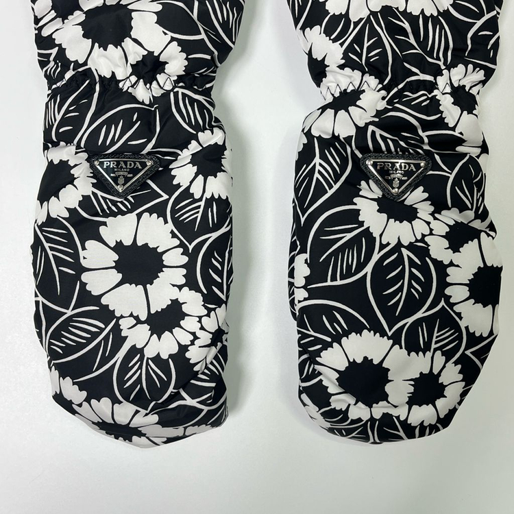 새상품 프라다 패딩 장갑 트라이앵글 로고 플라워 블랙--1