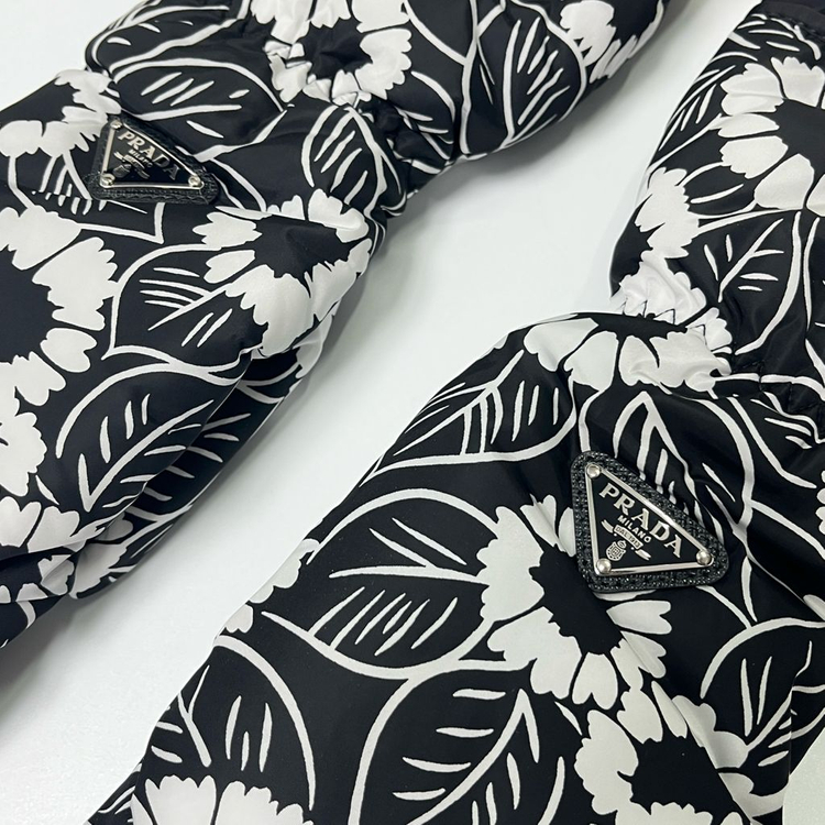 새상품 프라다 패딩 장갑 트라이앵글 로고 플라워 블랙--2