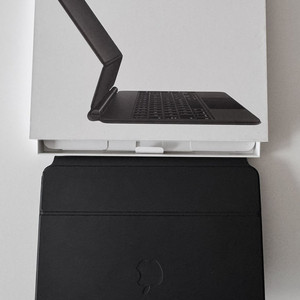 애플 아이패드 매직키보드 11인치 팝니다.