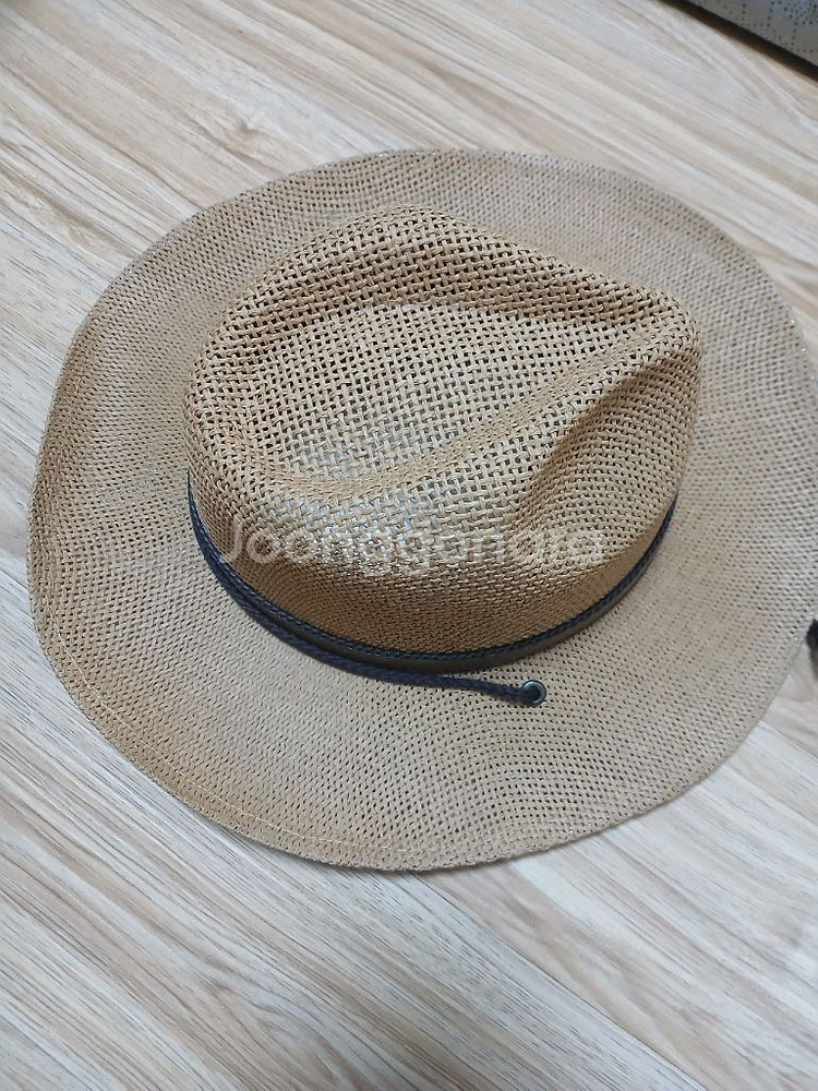 남성용 모자예요. 베이지 컬러에 브라운 밴딩으로 포인트를 준 깔끔한 디자인이에요. 상태 양호하고 착용하기 좋을 것--1