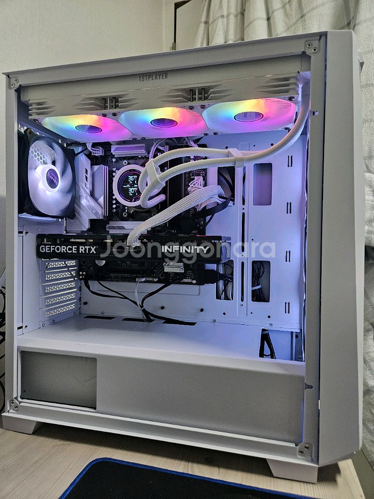 (화이트)라이젠 9800X3D 1테라 지포스 5070 화이트수냉pc!--4