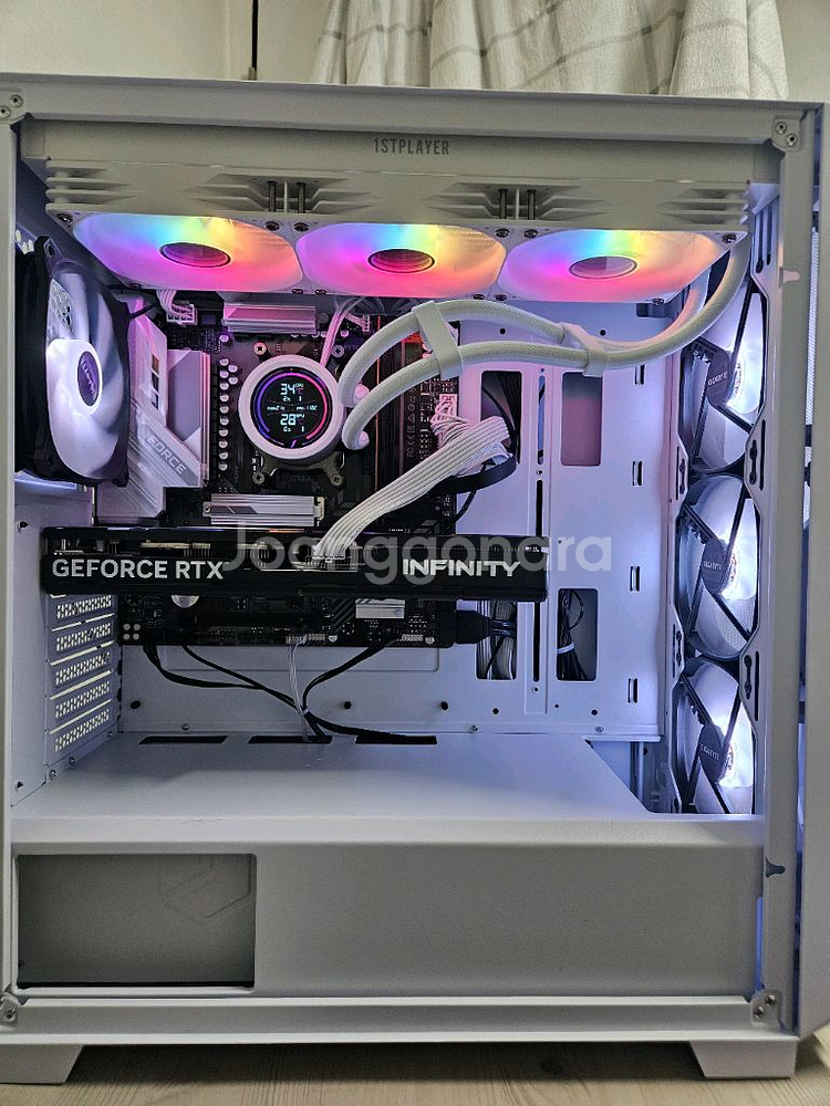 (화이트)라이젠 9800X3D 1테라 지포스 5070 화이트수냉pc!--5