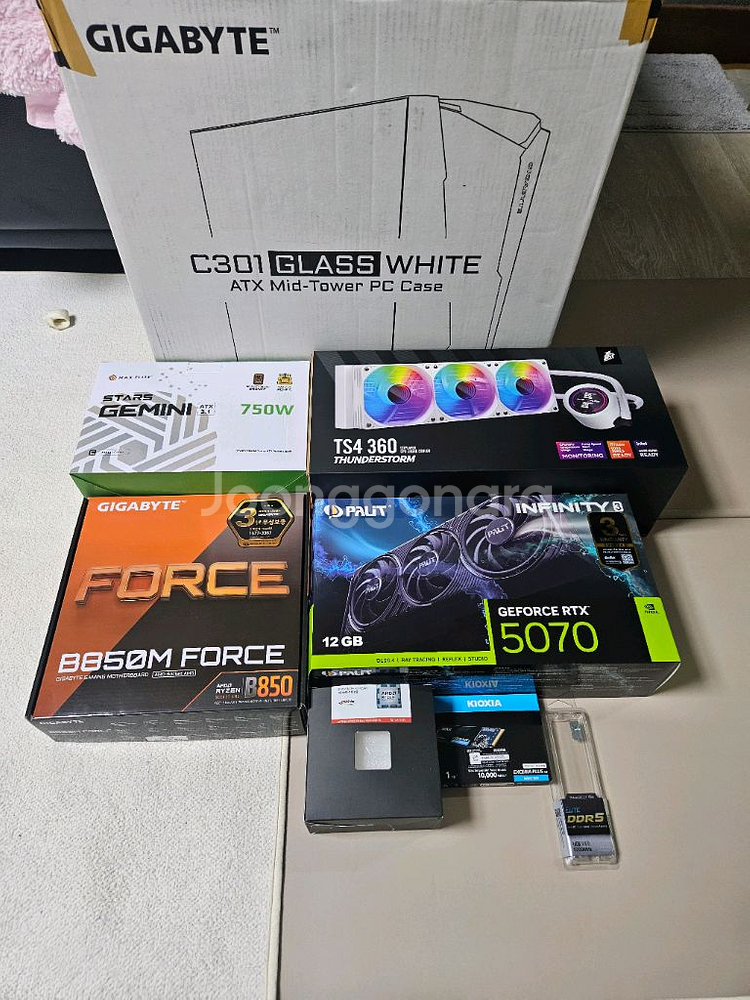 (화이트)라이젠 9800X3D 1테라 지포스 5070 화이트수냉pc!--6