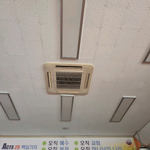 교회 의자 단상 에어콘 피아노 드럼