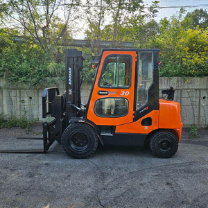 중고지게차 두산 D30S-5 디젤 3톤 힌지드 지게차(더블 통타이어, 캐빈)