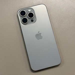 아이폰15프로맥스 내추럴티타늄 256용량 배터리100% S급 깨끗한 해외판단말기 70만 판매합니다