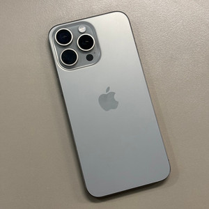 아이폰15프로맥스 내추럴티타늄 256용량 배터리100% S급 깨끗한 해외판단말기 70만 판매합니다