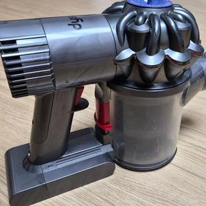 깨끗하게 세척한 다이슨 V6 무선 청소기 본체(방전)