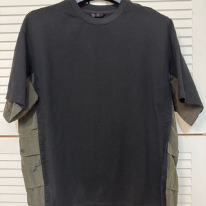 타임옴므 사이드 배색 포켓 블랙 반팔티 100사이즈